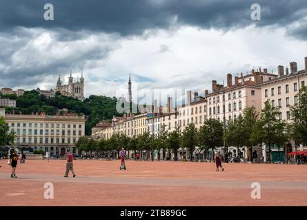Lione (Francia centro-orientale): Immobili, proprietà nel 2° arrondissement (distretto), sulla penisola. Passanti e segways in “Place Bellec Foto Stock