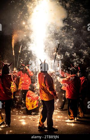 Ceret (sud della Francia): I Correfocs (letteralmente in inglese fuochi d'artificio) sono tra le caratteristiche più suggestive presenti nei festival valenciani e catalani. M Foto Stock