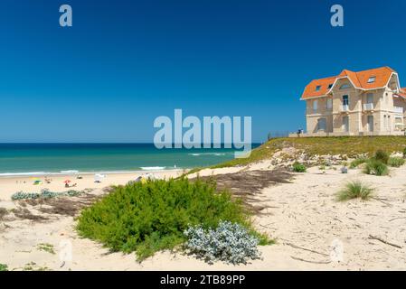 Biscarosse (Francia sud-occidentale), BIscarosse-Plage: La spiaggia centrale, luogo per il surf. Una delle case bifamiliari, ville doppie (la Rafale e Les Foto Stock