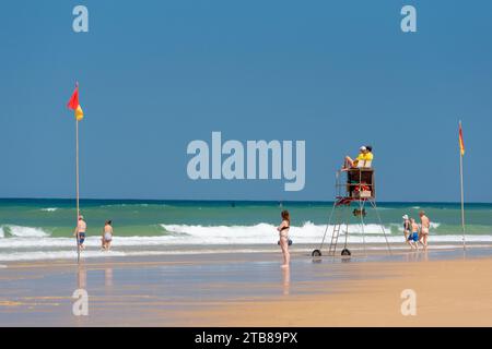 Biscarosse (Francia sud-occidentale), BIscarosse-Plage: La spiaggia centrale, luogo per il surf. Due bagnini supervisionano il nuoto dalle loro sedie. Red flag a. Foto Stock