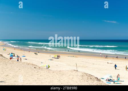 Biscarosse (Francia sud-occidentale), BIscarosse-Plage: La spiaggia centrale, luogo per il surf. Turisti e turisti sdraiati sulla sabbia Foto Stock