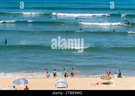 Biscarosse-(Francia sud-occidentale), spiaggia di Biscarosse-Plage: Turisti sulla sabbia e surfisti tra le onde dell'Oceano Atlantico Foto Stock