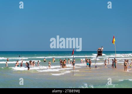 Biscarosse-(Francia sud-occidentale), spiaggia di Biscarosse-Plage: Turisti che nuotano sotto la supervisione di un bagnino seduto su una sedia, e surfisti io Foto Stock