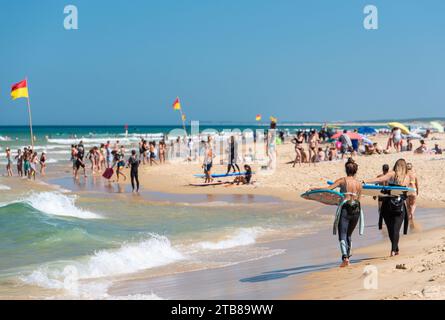 Biscarosse-(Francia sud-occidentale), spiaggia di Biscarosse-Plage: Turisti che nuotano sotto la supervisione di un bagnino seduto su una sedia, e surfisti io Foto Stock