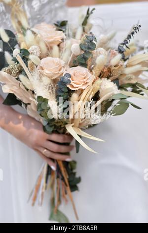 mani della sposa che tiene all'aperto un bel bouquet autunnale Foto Stock