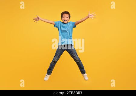 Giocherellone, camicia azzurra, lunghezza intera Foto Stock