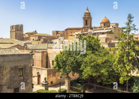 Edificio storico in pietra con Chiesa di San Giuliano nella città di Erice nella Sicilia nord-occidentale vicino a Trapani, Italia, Europa. Foto Stock