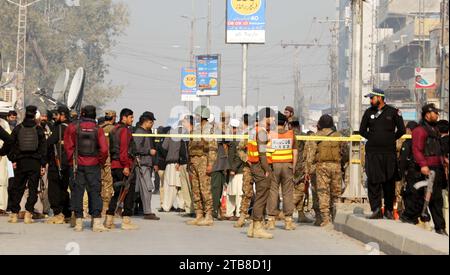 Peshawar, Pakistan. 5 dicembre 2023. Il personale di sicurezza esamina il sito dell'esplosione a Peshawar, Pakistan, 5 dicembre 2023. Sette persone, tra cui quattro bambini, sono rimaste ferite in un'esplosione fuori da una scuola nella provincia nordoccidentale di Khyber Pakhtunkhwa in Pakistan martedì, hanno detto le squadre di soccorso. Crediti: Umar Qayyum/Xinhua/Alamy Live News Foto Stock