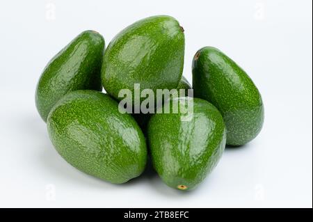 Pila di avocado verdi di gruppo isolati su sfondo bianco dello studio Foto Stock