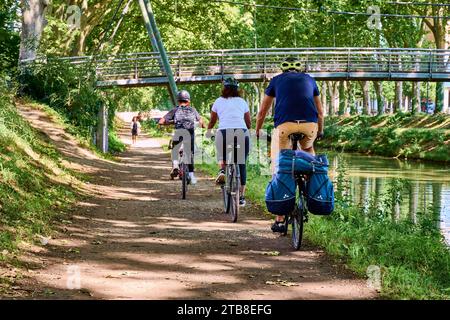 Tolosa (sud della Francia): Giro in bicicletta per famiglie all'ombra degli alberi lungo il Canal de Brienne che collega il Canal du Midi e il Canal de Garonne Foto Stock