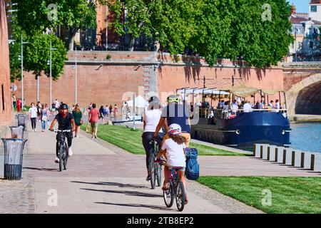 Tolosa (sud della Francia): Giro in bicicletta per tutta la famiglia lungo le rive del fiume Garonna, banchina "quai de la Daurade" Foto Stock