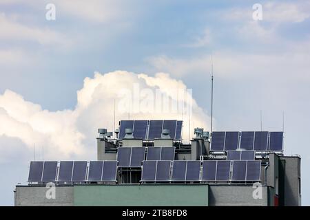 Fotovoltaico, pannelli solari sul tetto di un blocco residenziale. Produzione di energia elettrica da parte di prosumer che utilizzano energia solare. Foto scattate durante il giorno, Foto Stock