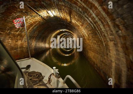 Vista interna della volta o del tunnel del Canale di Borgogna a Pouilly-en-Auxois (Francia nord-orientale) Foto Stock