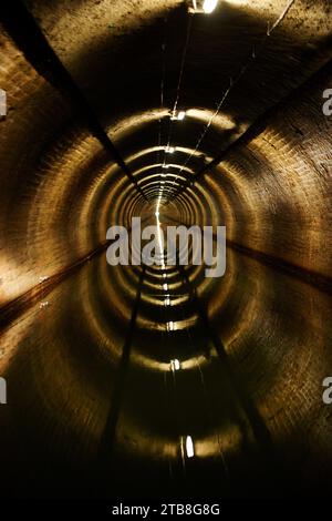 Vista interna della volta o del tunnel del Canale di Borgogna a Pouilly-en-Auxois (Francia nord-orientale) Foto Stock