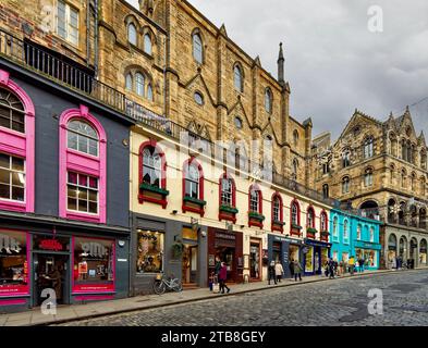 Edimburgo Scozia Victoria Street guardando in alto e dall'altra parte della strada verso i negozi colorati all'inizio dell'inverno Foto Stock