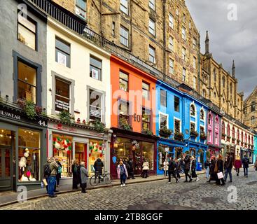 Edimburgo, Scozia, Victoria Street, gli amanti dello shopping o i turisti che cercano i negozi colorati all'inizio dell'inverno Foto Stock