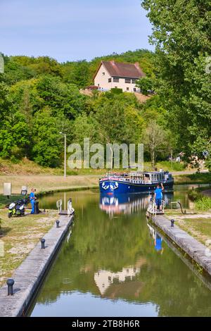 Bundestag-sur-Ouche (Francia nord-orientale): Arrivo a una chiusa sul Canal de Bourgogne, chiatta dell'hotel Foto Stock