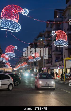 Italia, Roma - dicembre 31 2021: Decorazioni di Natale e Capodanno per strada Foto Stock