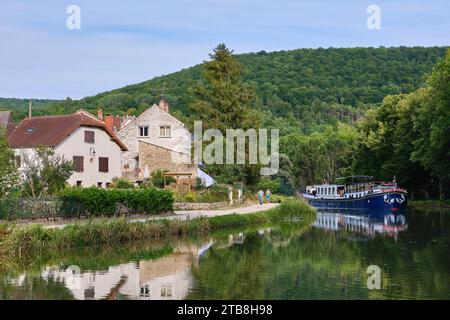 Bundestag-sur-Ouche (Francia nord-orientale): Arrivo a una chiusa sul Canal de Bourgogne, chiatta dell'hotel Foto Stock