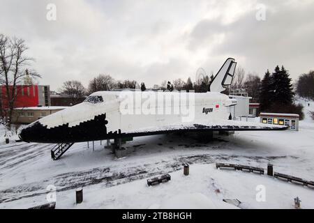 Dicembre 20, 2021. Mosca. Russia: Navetta spaziale Buran presso l'All-Russia Exhibition Centre o VDNKh durante l'inverno Foto Stock