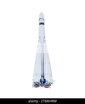 Un vecchio razzo spaziale sovietico su uno sfondo bianco isolato Foto Stock