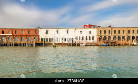 Edifici storici sull'isola di Murano vicino a Venezia, Italia, Europa. Foto Stock