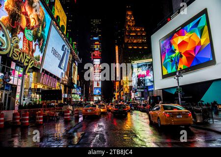 Broadway di notte, la città di New York, Stati Uniti d'America Foto Stock