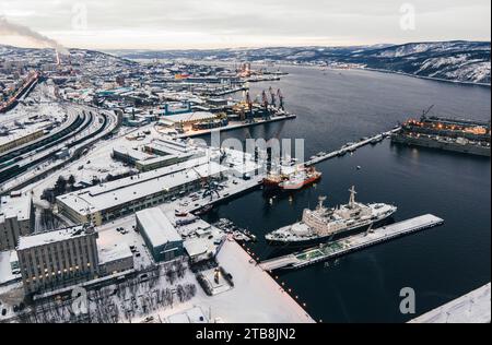 Lenin sovietico rompighiaccio nucleare nel porto di Murmansk tra le navi. Vista dall'alto. Foto Stock