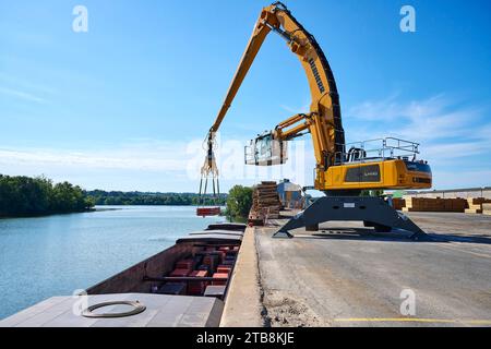 Villefranche-sur-Saone (Francia centro-orientale): Gestione di imbarcazioni nel porto fluviale. Operatore gru e gru portuale che scaricano 910 tonnellate di lamiera da Foto Stock