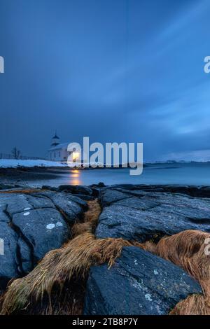 Chiesa in legno su un fiordo nelle Isole Lofoten Foto Stock