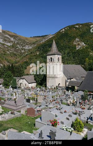 Dipartimento Hautes-Pyrenees (Pirenei superiori, Francia sud-occidentale): cimitero di fronte alla chiesa di Notre-Dame de l'Assomption a Sainte-Marie-de-CA Foto Stock