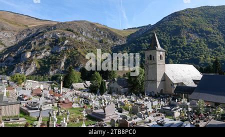 Dipartimento Hautes-Pyrenees (Pirenei superiori, Francia sud-occidentale): cimitero di fronte alla chiesa di Notre-Dame de l'Assomption a Sainte-Marie-de-CA Foto Stock