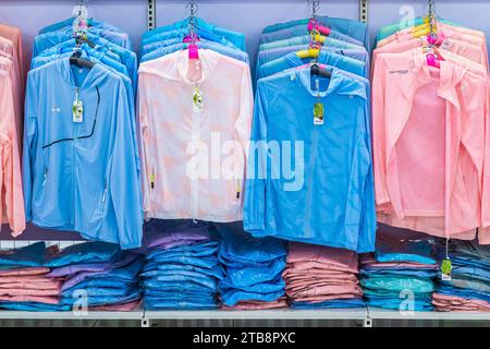 DA NANG CITY-VIETNAM, 14 OTTOBRE 2023: Varietà di bellissime giacche sportive colorate realizzate in polpa di bambù per una buona salute appese in vendita nello shoppin Foto Stock