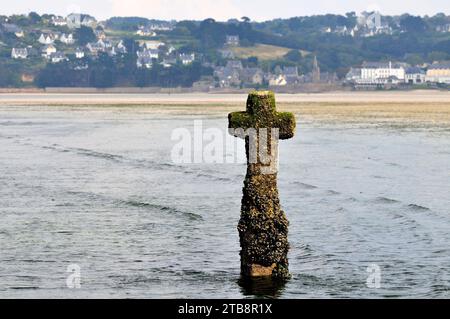 Saint-Michel-en-Greve (Bretagna, Francia nord-occidentale): Monumento incrociato “croix de mi-lieue” situato tra Saint-Michel-en-Greve e Plestin-en-Greve Foto Stock