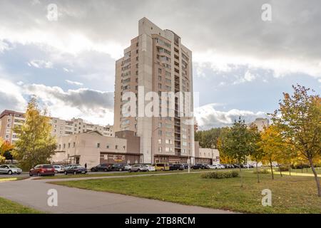 Condomini a Minsk in autunno Foto Stock