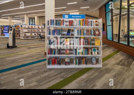 Interno della Snellville Public Library (una Gwinnett County Public Library) presso The Grove a Snellville, Georgia. (USA) Foto Stock