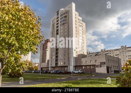 Condomini a Minsk in autunno Foto Stock