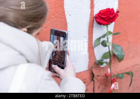 Roma, Italia. 5 dicembre 2023. Studente davanti al murale dedicato alle vittime del femminicidio nel quartiere San Lorenzo di Roma (foto di Matteo Nardone/Pacific Press) credito: Pacific Press Media Production Corp./Alamy Live News Foto Stock