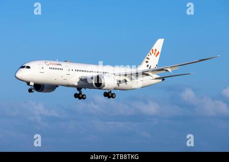 Solidaire (Comlux Aruba) Boeing 787-8 Dreamliner (REG: P4-787) con arrivo in tarda serata. Foto Stock