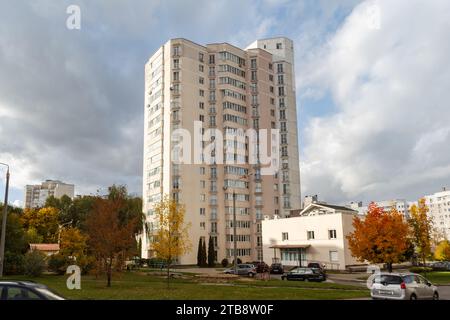 Condomini a Minsk in autunno Foto Stock