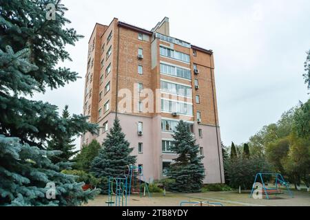 Condomini a Minsk in autunno Foto Stock