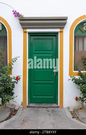 Puerto de Mogan, Spagna - 26 novembre 2023: Un piccolo villaggio di pescatori sull'isola di Gran Canaria a Puerto de Mogan, Spagna, con Hous bianco e colorato Foto Stock