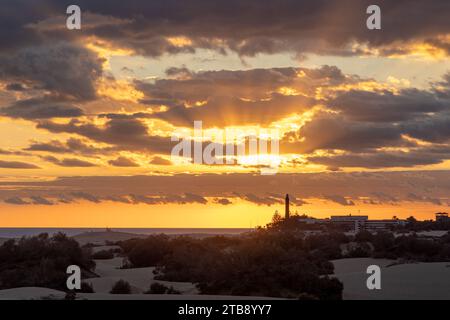 Maspalomas, Spagna - 26 novembre 2023: Dune di sabbia naturali di Maspalomas vicino a Maspalomas, Spagna Foto Stock