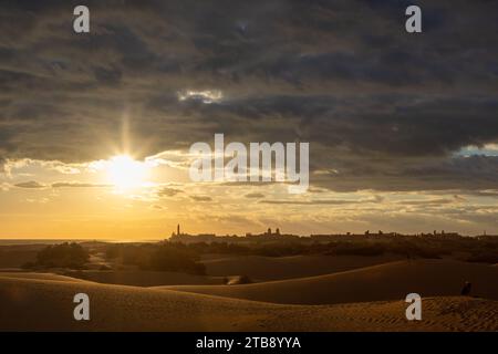 Maspalomas, Spagna - 26 novembre 2023: Dune di sabbia naturali di Maspalomas vicino a Maspalomas, Spagna Foto Stock