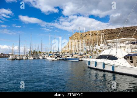 Puerto de Mogan, Spagna - 26 novembre 2023: Puerto de Mogan è un piccolo villaggio di pescatori con un porto e barche a vela sull'isola di Gran Canaria, Spagna Foto Stock