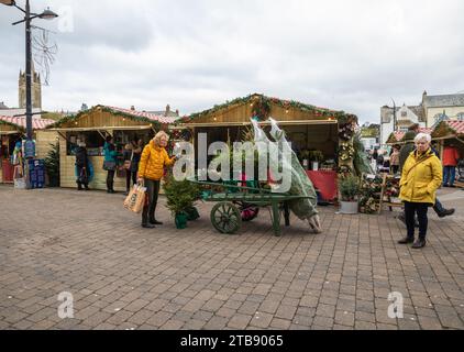 Truro, Cornovaglia, 5 dicembre 2023, nonostante il freddo, la gente era fuori a festeggiare le feste di Natale in una giornata nuvolosa a Truro e a godersi il mercatino di Natale. Il tempo di oggi era un freddo 6C. Crediti: Keith Larby/Alamy Live News Foto Stock