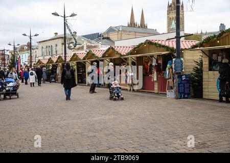 Truro, Cornovaglia, 5 dicembre 2023, nonostante il freddo, la gente era fuori a festeggiare le feste di Natale in una giornata nuvolosa a Truro e a godersi il mercatino di Natale. Il tempo di oggi era un freddo 6C. Crediti: Keith Larby/Alamy Live News Foto Stock