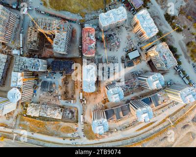 Vista dall'alto del cantiere di nuovi edifici residenziali con gru in funzione Foto Stock
