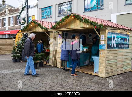 Truro, Cornovaglia, 5 dicembre 2023, nonostante il freddo, la gente era fuori a festeggiare le feste di Natale in una giornata nuvolosa a Truro e a godersi il mercatino di Natale. Il tempo di oggi era un freddo 6C. Crediti: Keith Larby/Alamy Live News Foto Stock