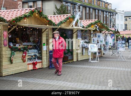 Truro, Cornovaglia, 5 dicembre 2023, nonostante il freddo, la gente era fuori a festeggiare le feste di Natale in una giornata nuvolosa a Truro e a godersi il mercatino di Natale. Il tempo di oggi era un freddo 6C. Crediti: Keith Larby/Alamy Live News Foto Stock